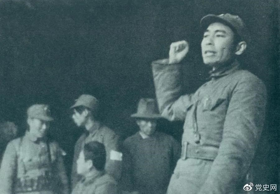 1939年2月23日,周恩来到皖南新四军军部,传达党中央关于新四军向北向敌后发展的方针。 1939年2月23日,周恩来到皖南新四军军部,传达党中央关于新四军向北向敌后发展的方针。