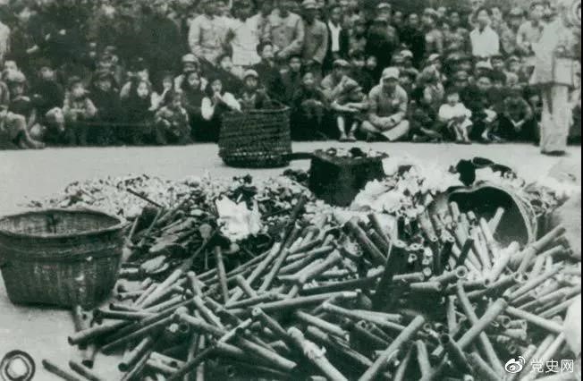 1950年2月24日,政务院发出《关于严禁鸦片烟毒的通令》。图为政府收缴的烟具和赌具。